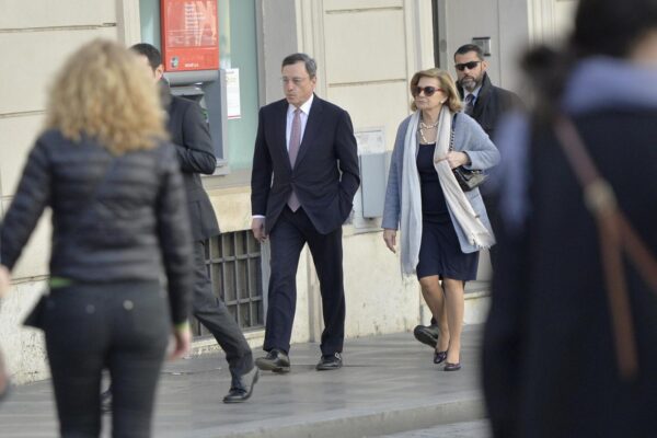 Mario Draghi fotografato con la moglie Serena mentre vanno a pranzo in un noto ristorante di Roma in pieno centro storico a due passi da piazza di Spagna.La coppia scende dalle auto di scorta e va a piedi verso il ristorante  Usciti dal ristorante Serena Draghi si fa dare la doggy bag per i cani del presidente Agostino Fabio  EsclusivaLaPresse