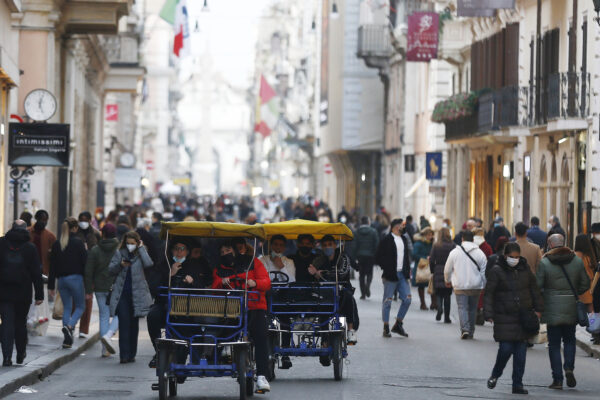 “Varianti aumentano contagio, solo 3 anziani su 100 vaccinati”, l’allarme di Gimbe