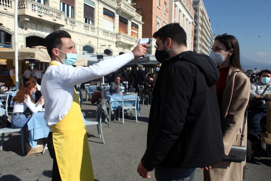 ULTIMO GIORNO DI APERTURA AL PUBBLICO PER I RISTORANTI DEL LUNGOMARE DI NAPOLI ALLA VIGILIA DELLA ZONA ARANCIONE
RISTORANTE RISTORAZIONE CAMERIERE CON TERMOMETRO TERMOSCANNER PER IL CONTROLLO RILEVAMENTO LA MISURAZIONE DELLA TEMPERATURA CORPOREA