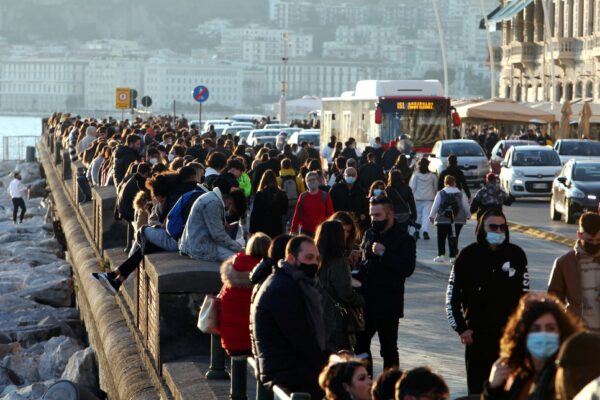 ASSEMBRAMENTI LUNGOMARE DI NAPOLI ALLA VIGILIA DELLA ZONA ARANCIONE
FOLLA ASSEMBRAMENTO