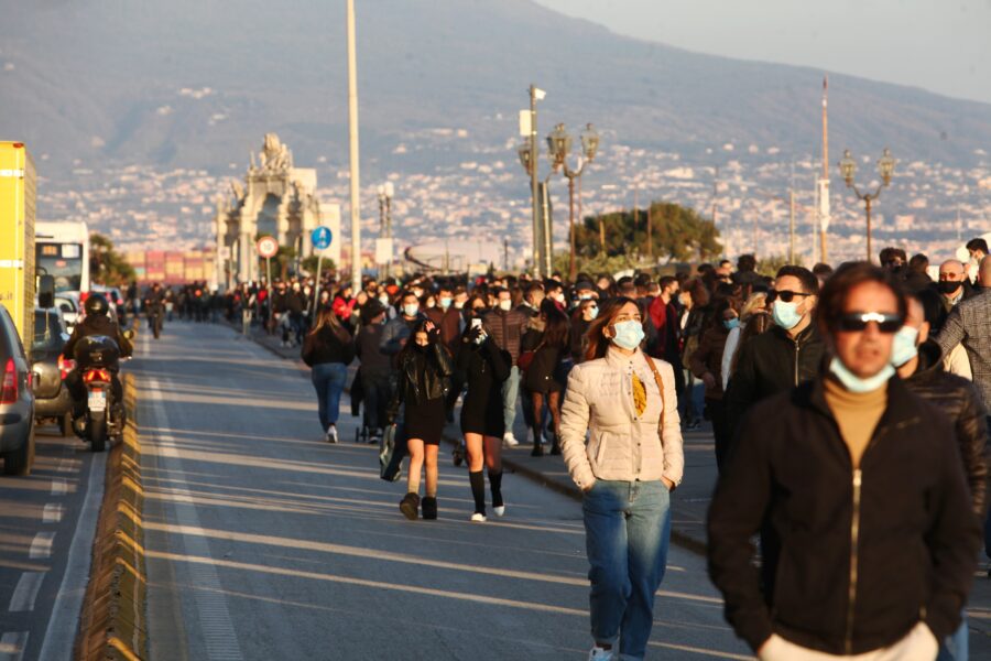 ASSEMBRAMENTI LUNGOMARE DI NAPOLI ALLA VIGILIA DELLA ZONA ARANCIONE
FOLLA ASSEMBRAMENTO