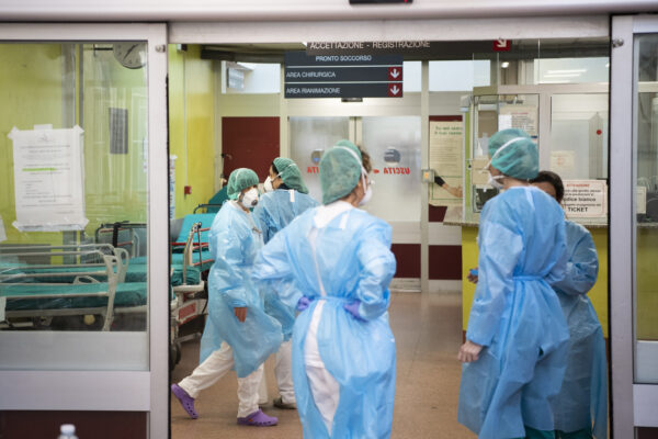 Foto Marco Alpozzi/LaPresse 
07 Marzo 2020 Torino, Italia 
Cronaca
Emergenza COVID-19 (Coronavirus)  in Piemonte – Il triage del pronto soccorso delle Molinette di Torino
Nella foto:  Personale sanitario all’ingresso del pronto soccorso 

Photo Marco Alpozzi/LaPresse 
March 07, 2020 Turin, Italy 
News
COVID-19 (Coronavirus) emergency in Piedmont – Triage of Molinette E.R.
In the pic: Medical staff at the entrance to the emergency room