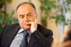 Gratteri non ci giri intorno: sta con gli antisemiti o no?