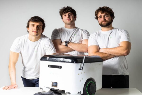 Pixies, i robot a energia solare che raccolgono rifiuti inventati da tre giovanissimi ingegneri italiani