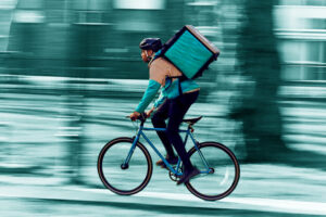 Il Tribunale di Milano contro Deliveroo e Uber Eats: dovranno versare decine di milioni di contributi ai rider