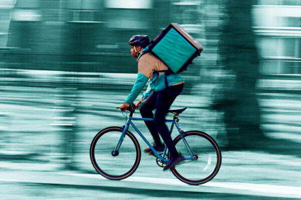 Il Tribunale di Milano contro Deliveroo e Uber Eats: dovranno versare decine di milioni di contributi ai rider