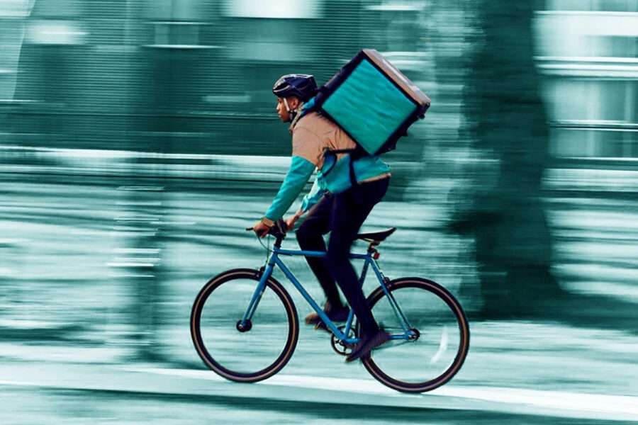 Rider strappa il biglietto che inneggia al Duce nella consegna: licenziato per “privacy violata”