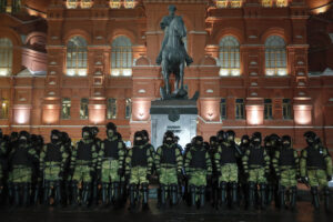 Condanna Navalny, la Russia soffoca le proteste con 1.300 arresti e si difende: “Violenza giustificata”