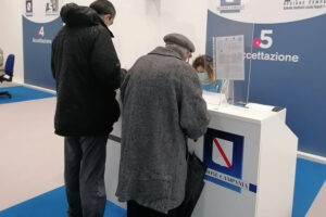 “Restate a casa, veniamo noi a vaccinarvi”, attenzione alla truffa agli anziani