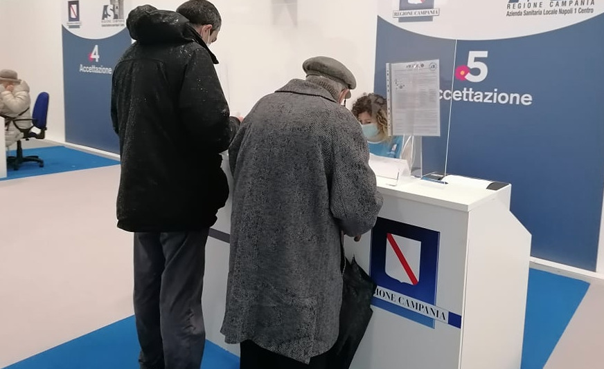 “Restate a casa, veniamo noi a vaccinarvi”, attenzione alla truffa agli anziani