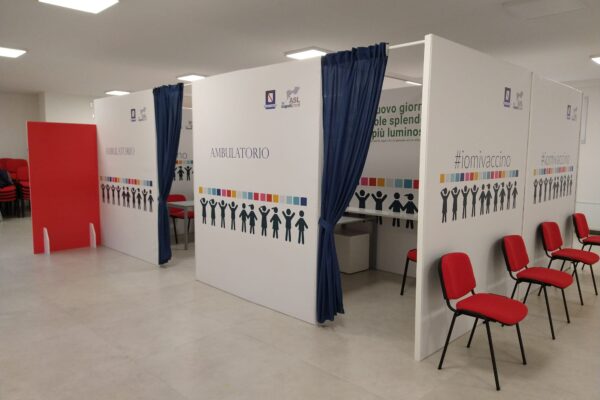 Vaccino agli over 80, l’elenco dei 16 centri dell’Asl Napoli 2: “Chiusura entro metà marzo”