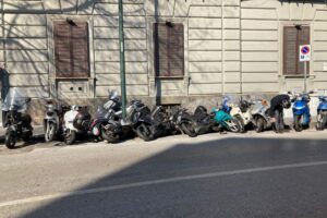 Napoli, follia al Corso Vittorio Emanuele: travolge sette scooter e scappa