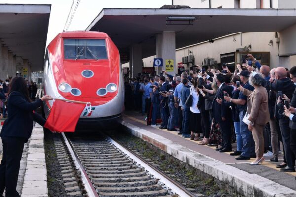 Arrestato l’anarchico dell’attentato all’alta velocità di Firenze: accusato di terrorismo. Era stato fermato per sei episodi simili