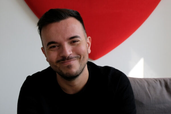 Andrea Sannino tra Capodimonte e il no di Sanremo: “Colpito perché canto l’amore in napoletano”