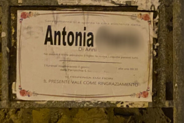 Pozzuoli, il mistero dei manifesti mortuari “anonimi”: “Si faccia chiarezza” Pozzuoli, il mistero dei manifesti mortuari “anonimi”: “Si faccia chiarezza”