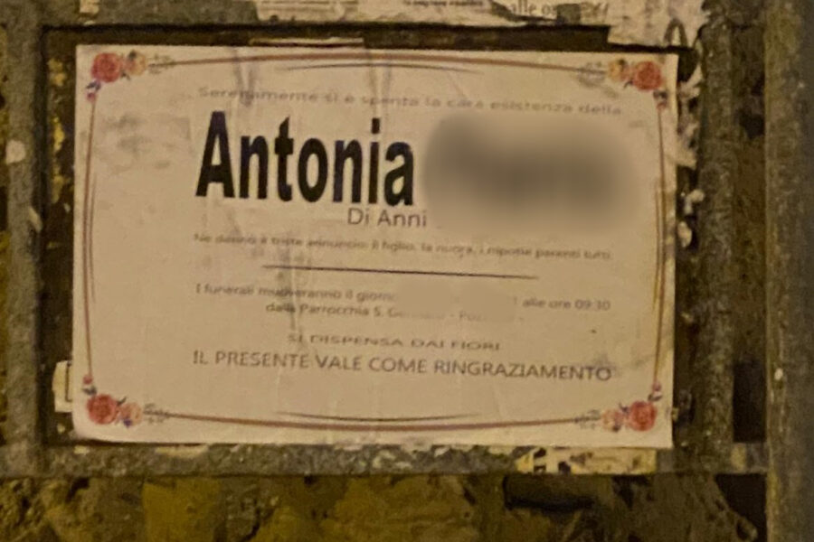 Pozzuoli, il mistero dei manifesti mortuari “anonimi”: “Si faccia chiarezza”