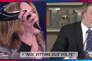 Asia Argento contro Pietro Senaldi: “Ti metto il tacco in bocca come in un film di mio padre”