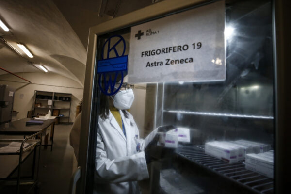 Il retroscena sul contratto AstraZeneca: niente penali sui ritardi, da luglio può aumentare i prezzi del vaccino