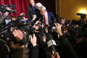 Bassolino in campagna elettorale, gli altri balbettano e i partiti sono sotto choc