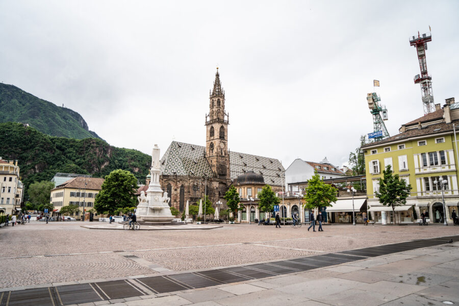 Foto Matteo Groppo/LaPresse
11-05-2020 Bolzano (Alto Adige) – Italia
Cronaca
Coronavirus Bolzano, Fase 2: riaprono le attività economiche
Nella foto: Piazza Walther 

Photo Matteo Groppo/LaPresse
2020-05-11 Bolzano – Italy
News
Coronavirus, economic activities reopenIn the pic square Walther