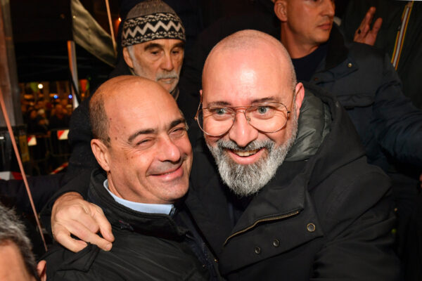 Zingaretti rischia la poltrona, nel Partito Democratico inizia la guerra: Bonaccini (e i renziani) puntano alla segreteria