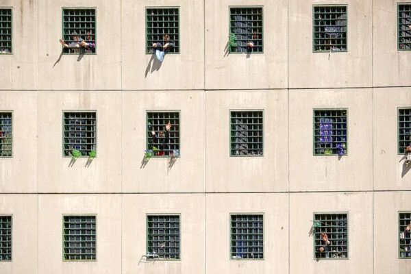 Celle piene e niente spazio vitale: il vero fuorilegge è il carcere