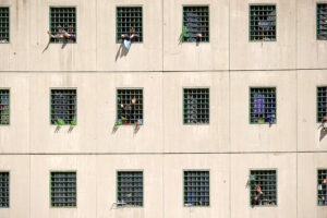 Malati in cella e disoccupati fuori: a Poggioreale uno su 2mila è stato assunto