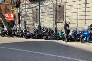 Napoli, follia al Corso Vittorio Emanuele: travolge sette scooter e scappa