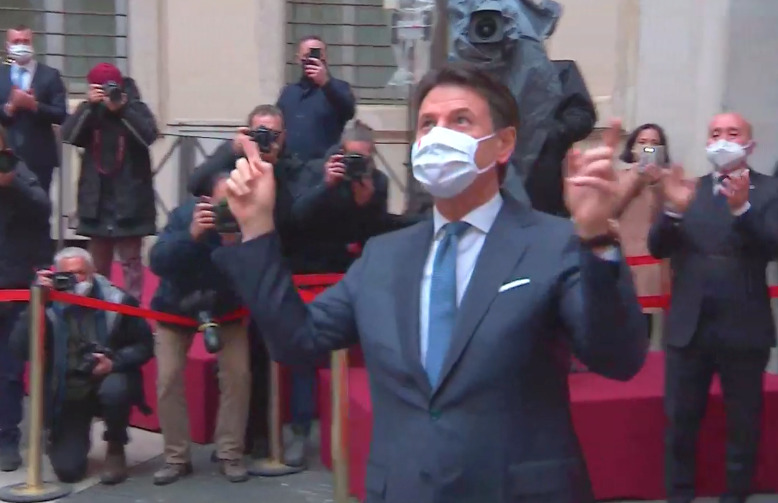 “Applauso di Palazzo Chigi a Conte senza precedenti”, l’ultima fake di Casalino