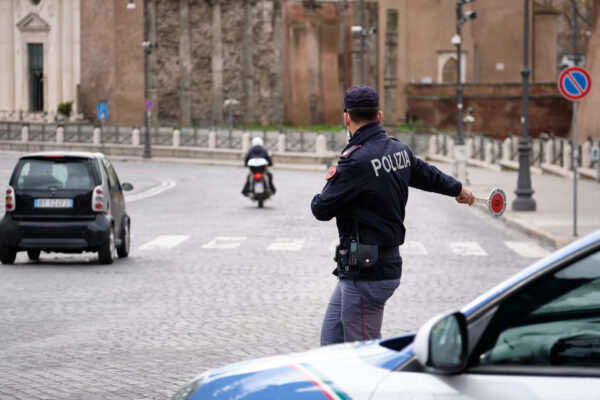 Stop agli spostamenti tra Regioni fino al 27 marzo: no anche alle visite in case private in zona rossa