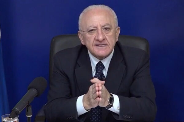 Scuola e movida, De Luca preannuncia ordinanze: “Così non possiamo reggere, agire ora per evitare morti”