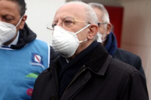 Attacca i sottosegretari e ironizza sui ministri: De Luca è l’opposizione