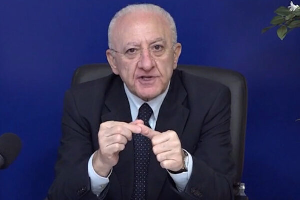Campania resta zona gialla, De Luca furioso: “Ospedali ingolfati, tra 15 giorni riesplosione contagi”