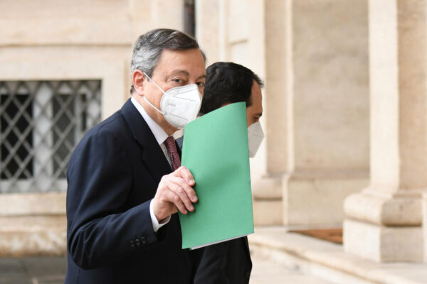 Draghi rilancia l’economia col vaccino Made in Italy: obiettivo 500mila immunizzazioni al giorno