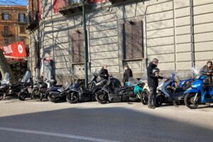 Napoli, follia al Corso Vittorio Emanuele: travolge sette scooter e scappa