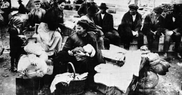 “Il popolo di mezzo”, il racconto dell’emigrazione italiana candidato al Premio Strega