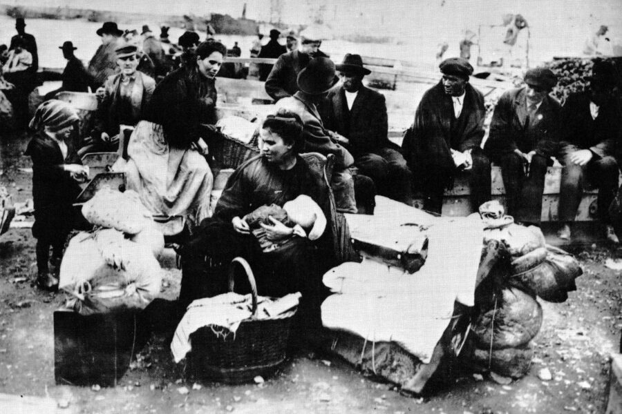 “Il popolo di mezzo”, il racconto dell’emigrazione italiana candidato al Premio Strega