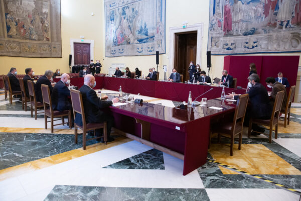 Foto Ufficio stampa Presidenza Camera – LaPresse
politica 
01 Febbraio 2021 – Roma 
Camera dei deputati, maxi tavolo con i partiti di maggioranza convocato da Fico 
Nella Foto il tavolo con Roberto Fico 
DISTRIBUTION FREE OF CHARGE – NOT FOR SALE