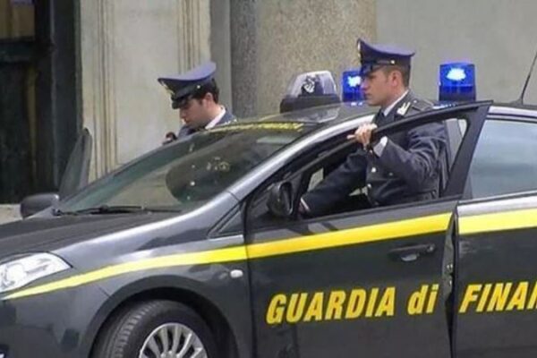 Violavano i domiciliari per andare a richiedere il reddito di cittadinanza: truffe per 2,5 milioni