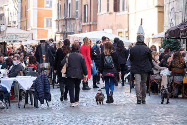 Draghi verso la proroga del divieto di spostamento tra Regioni: governatori convocati per il decreto