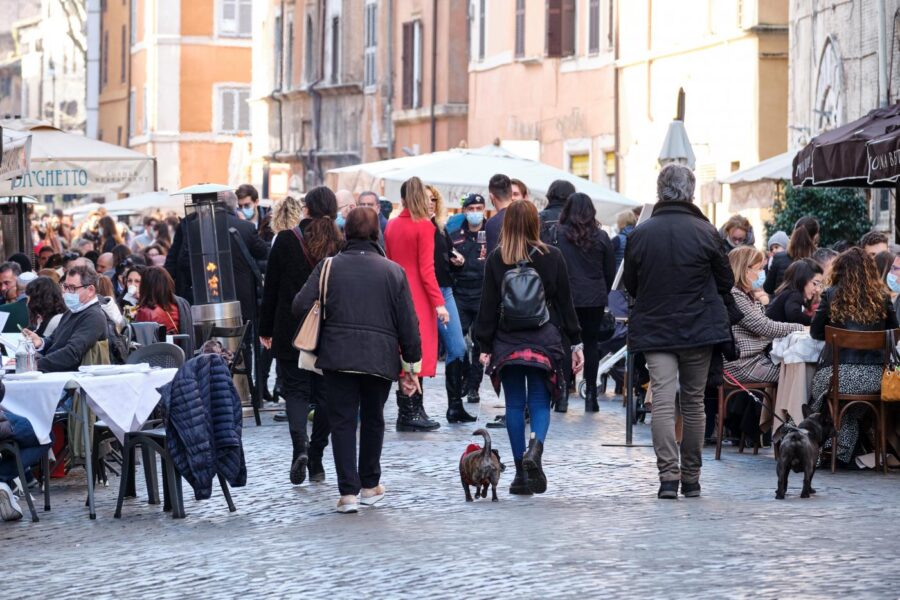 Draghi verso la proroga del divieto di spostamento tra Regioni: governatori convocati per il decreto