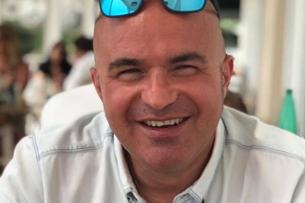 L’infermiere Franco ucciso dal Covid, il dolore della moglie: “Morto perché credeva nella sua professione”