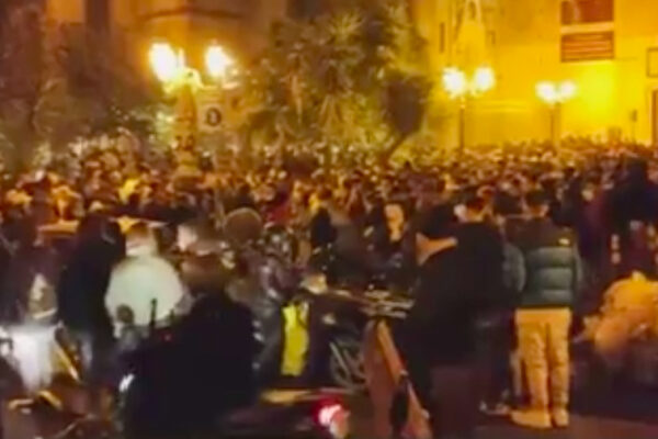 Napoli torna Arancione, folla sul Lungomare: maxi assembramento nella piazza della movida