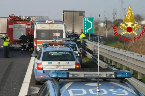 Incidente mortale sull’autostrada A1, uomo travolto da tir sulla piazzola di sosta