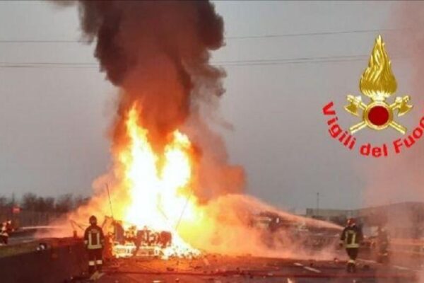 Schianto tra camion sull’A4, ‘inferno’ di fuoco dopo l’impatto: autostrada chiusa al traffico