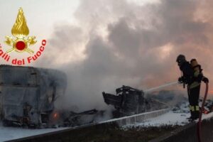 Schianto tra camion sull’A4, ‘inferno’ di fuoco dopo l’impatto: autostrada chiusa al traffico