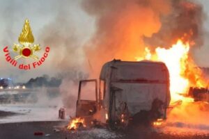 Schianto tra camion sull’A4, ‘inferno’ di fuoco dopo l’impatto: autostrada chiusa al traffico