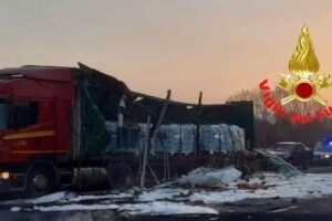 Schianto tra camion sull’A4, ‘inferno’ di fuoco dopo l’impatto: autostrada chiusa al traffico