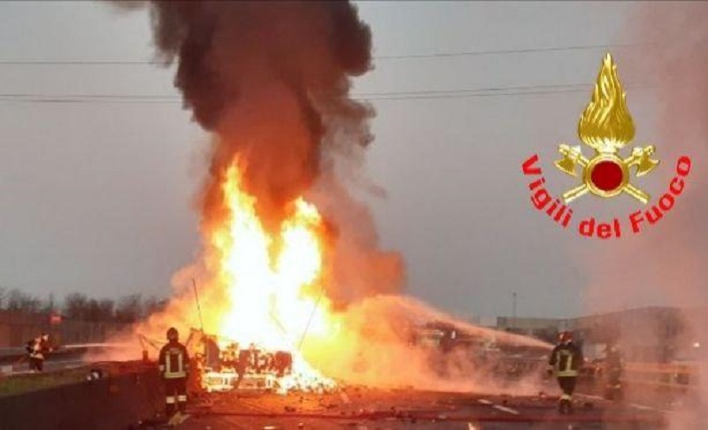 Schianto tra camion sull’A4, ‘inferno’ di fuoco dopo l’impatto: autostrada chiusa al traffico