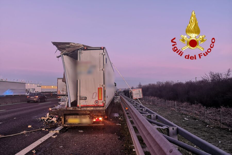 Grave incidente tra camion sull’autostrada A1: tir si ribalta fuori strada, tre feriti in ospedale
